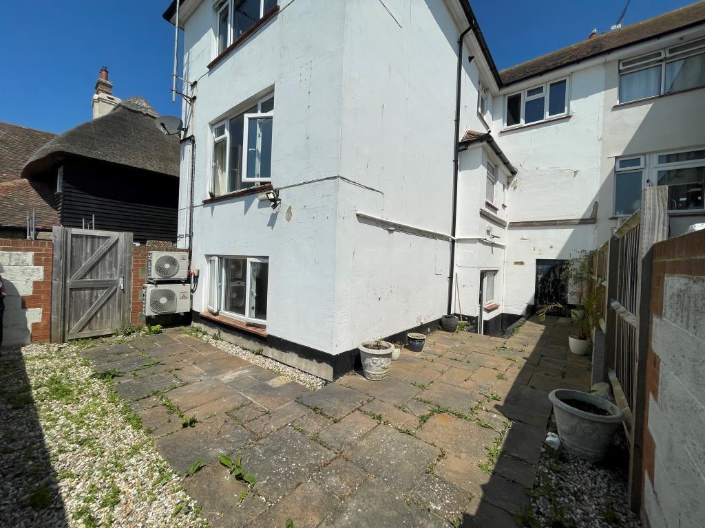 Lot: 110 - WELL-PRESENTED MAISONETTE - Garden